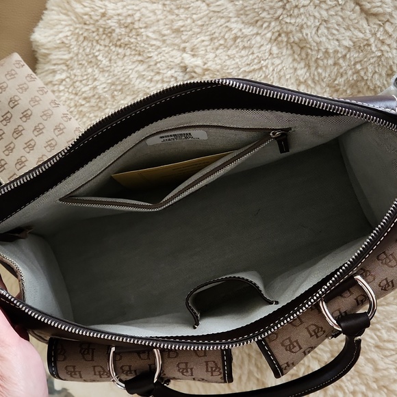 Beautiful NWT Dooney & Bourke Large Double Pocket Signature Tote Set 🤎👜 - Picture 13 of 17